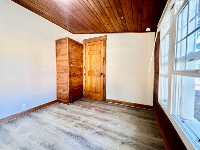 Building Photo - Fantastic House In Desirable Englewood Nei...