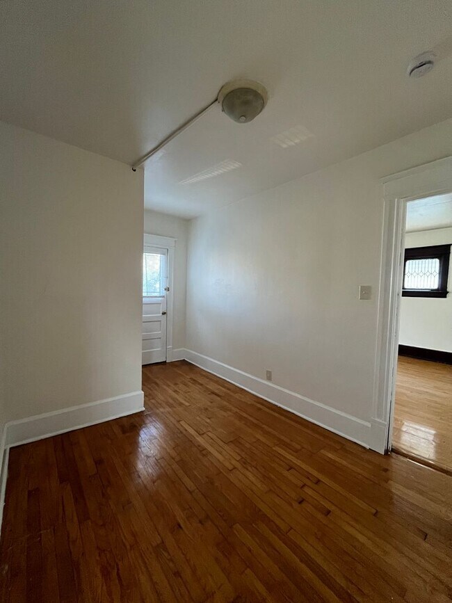 Building Photo - 2BR Upper Unit Off Brady St in the Heart o...