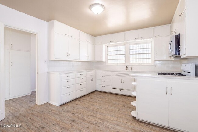 Building Photo - 44632 Fern Ave