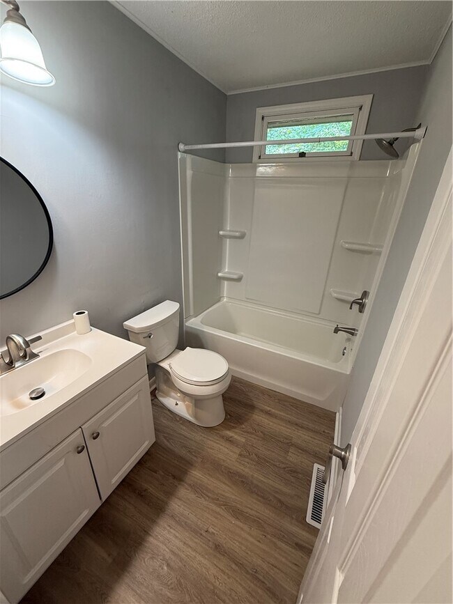 Building Photo - 112 Lynwood Dr