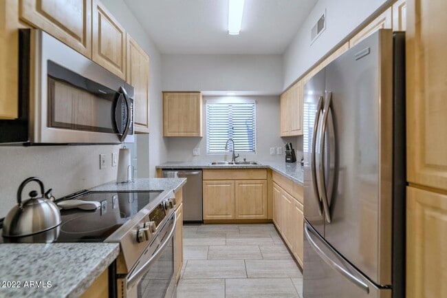 Building Photo - 1411 E Orangewood Ave