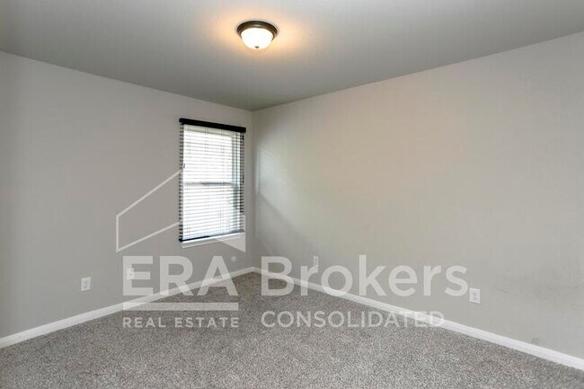 Building Photo - 6402 Golden Gate Dr