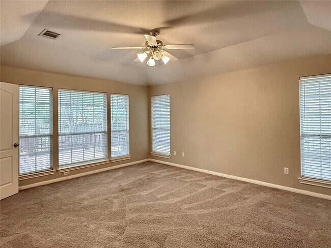 Building Photo - 10013 Valona Dr