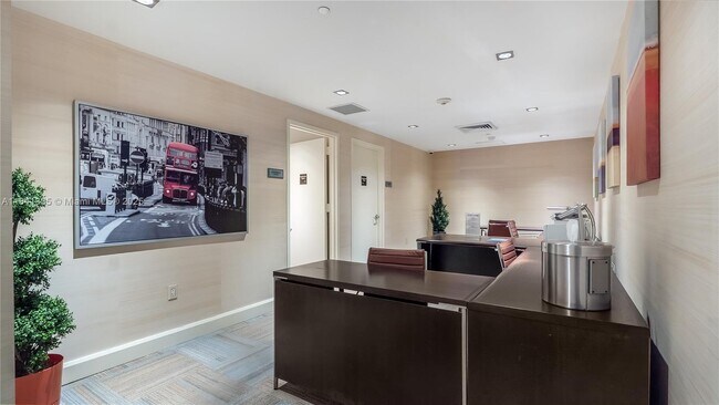 Building Photo - 950 Brickell Bay Dr