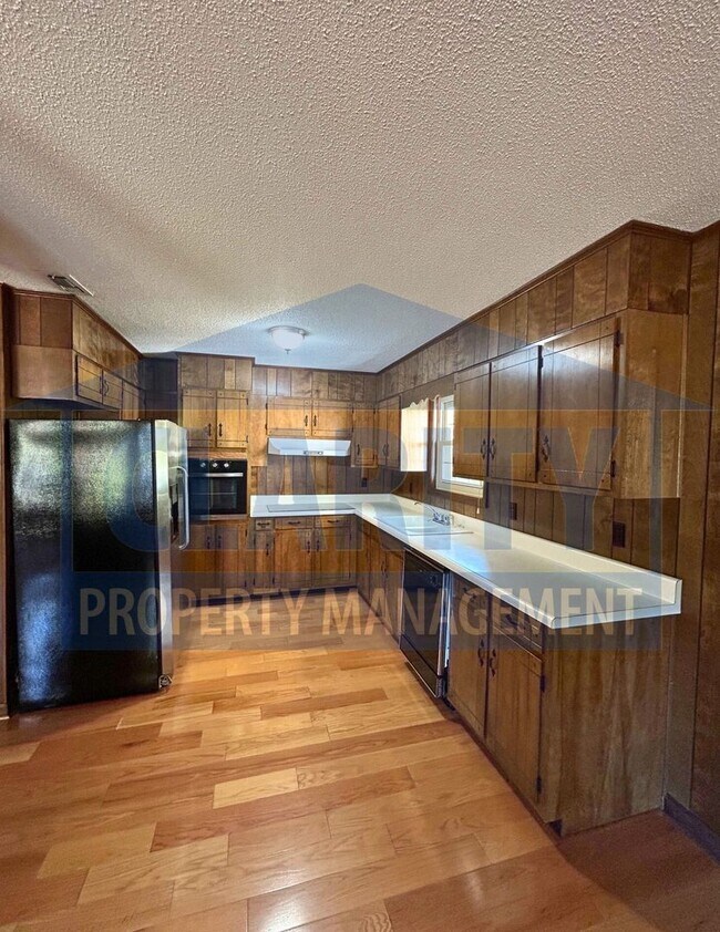 Building Photo - Charming two story home with garage and large yard!