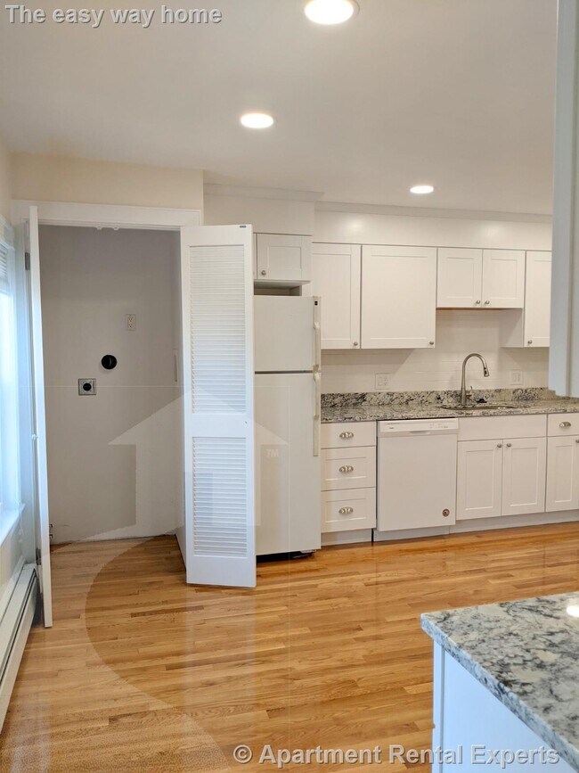 Building Photo - Nicely Updated Top Floor Two Bed Near Davi...