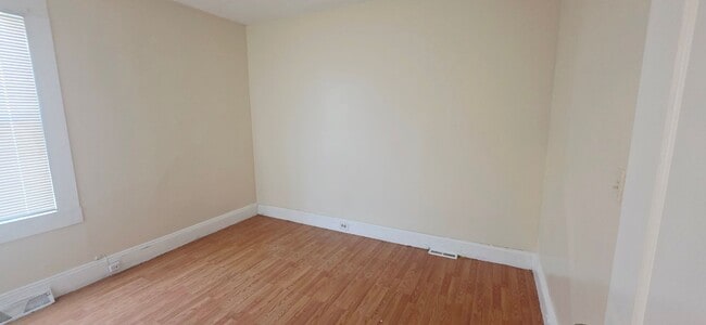 Building Photo - 1st Floor 3 Bedroom Apartment Available Today