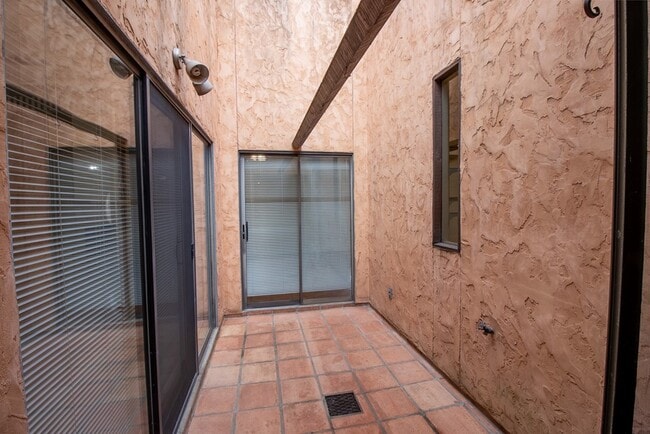 Building Photo - 1127 Lois St