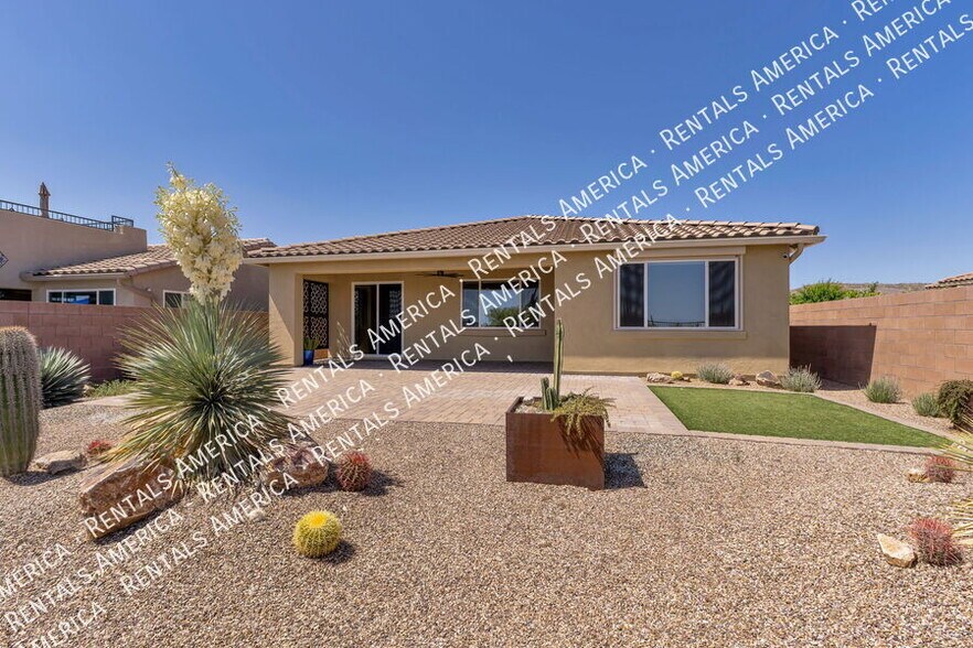 Building Photo - 7631 W Laurel Ln