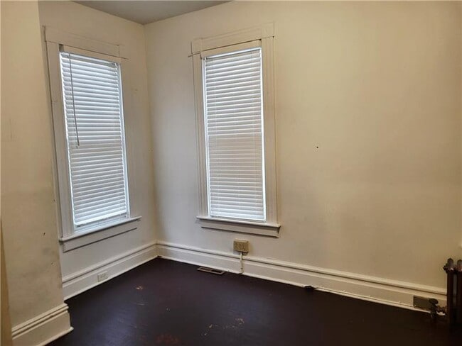 Building Photo - 438 S Maple Ave
