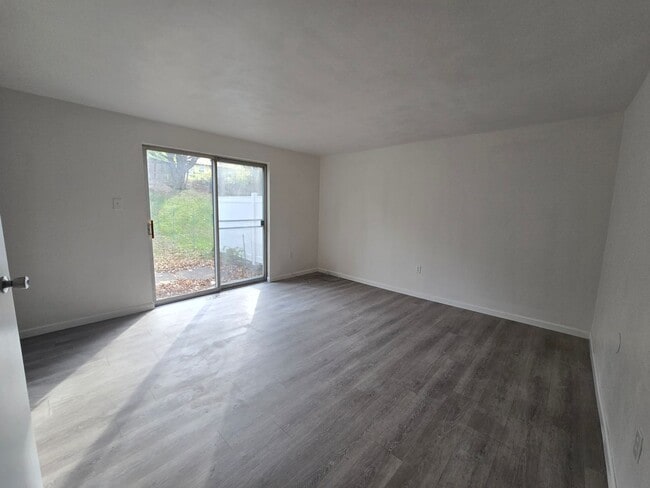 Building Photo - 2 Bedroom Townhome in Hempfield School district