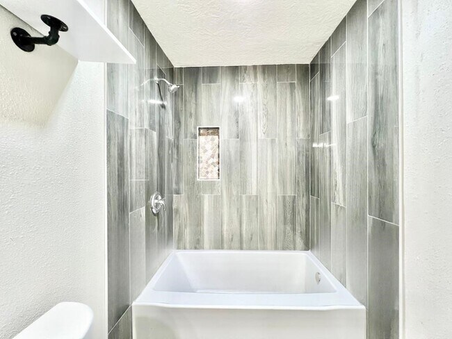 Building Photo - 4913 W 43rd St