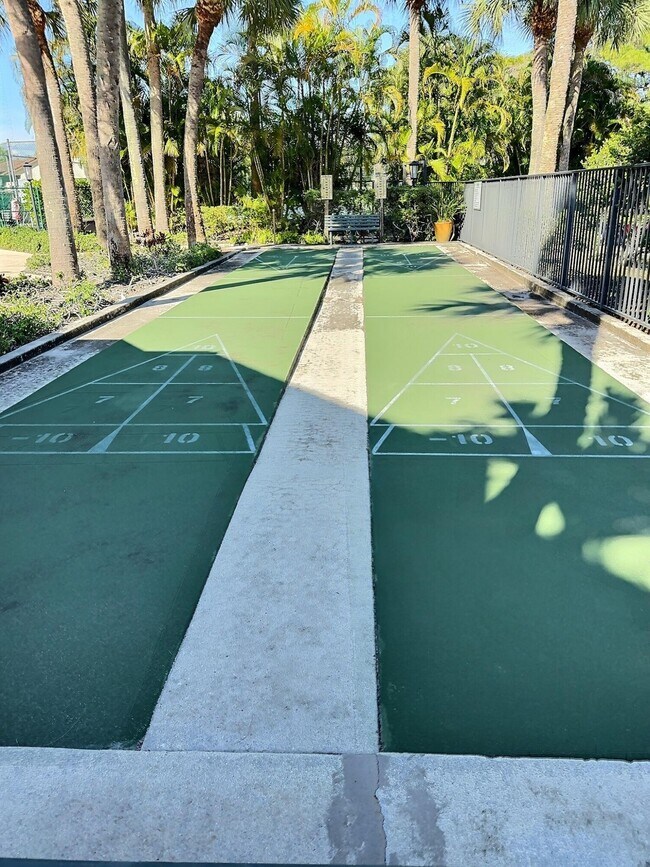 Building Photo - 3348 Lucerne Park Dr