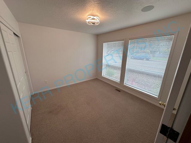Building Photo - Charming 3-Bed Oasis on SE Sedona Dr - Spa...