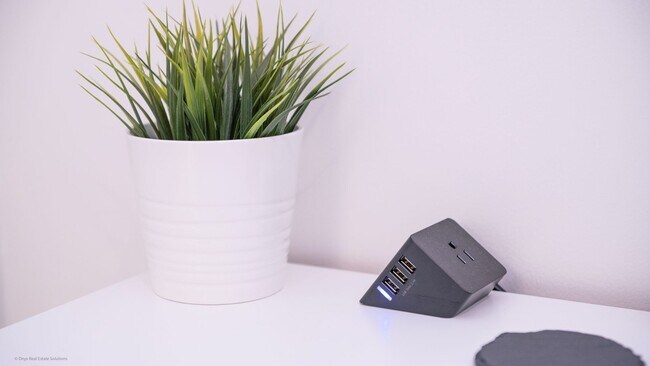 Building Photo - Fully Furnished Ranch Home in Birmingham, MI w/ All Utilities Included