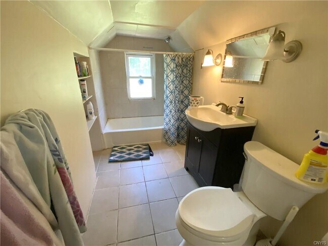 Building Photo - 208 Bassett St