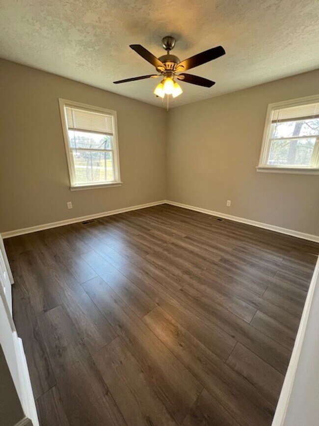 Building Photo - 3 Bedroom, 1.5 Bath Home in Dearing