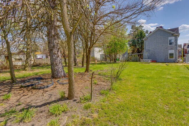 Building Photo - Available MAY 2026 - Beautiful, LARGE 4+ bedroom/2 bath GEM in South Side Slopes!