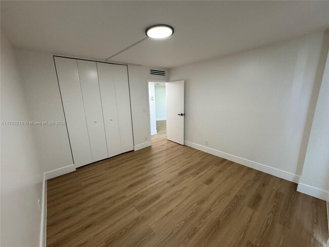 Building Photo - 3475 N Country Club Dr