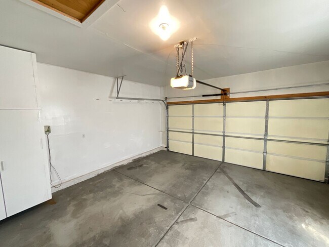 Building Photo - 4 Bedroom Home Available Near Research Pkwy & Scarborough Dr!