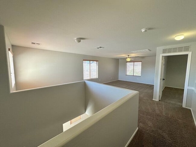 Building Photo - 1056 E Lakeview Dr