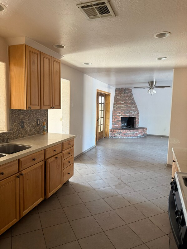 Building Photo - 2923 W Rose Ln