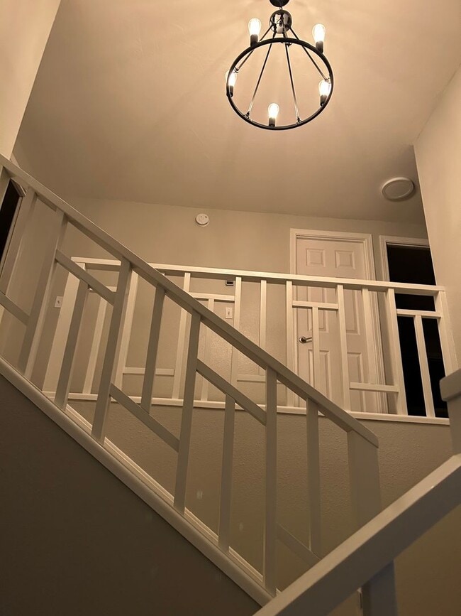 Building Photo - Lovely South Hills home, 4BD/3BA, Available early June!