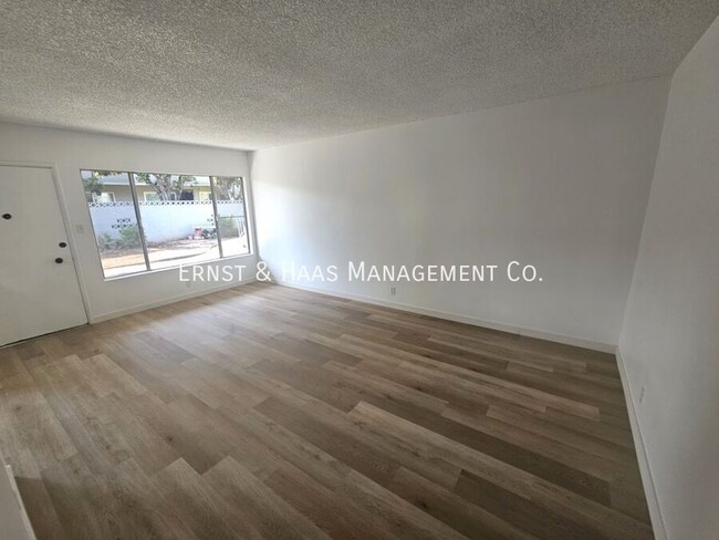 Building Photo - Renovated Spacious 2 Bedroom 1 Bathroom Ap...