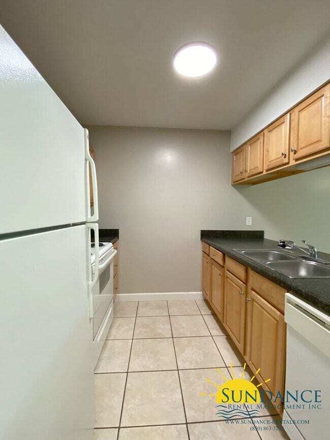 Building Photo - Great 2 Bedroom First Floor Unit