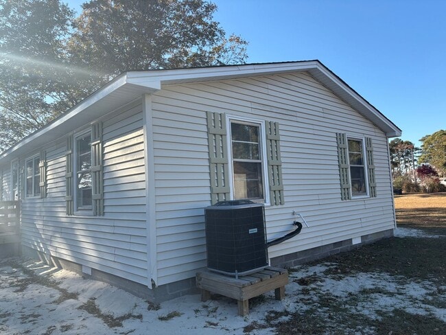 Building Photo - 2 Bedroom 1 Bath Home in Jarvisburg $1950/mo