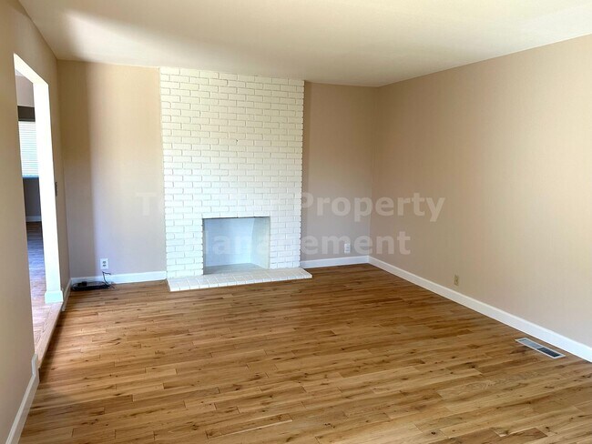 Building Photo - Beautiful 5 Bed, 2 Bath, 2,066 Sqft Pleasa...