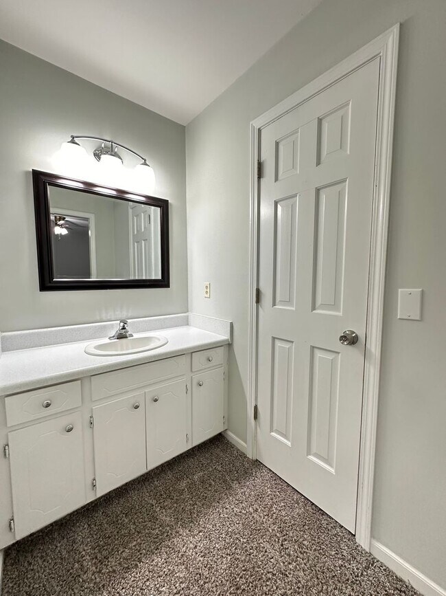 Building Photo - 3 BR 2 1/2 BA Townhome with Community Pool