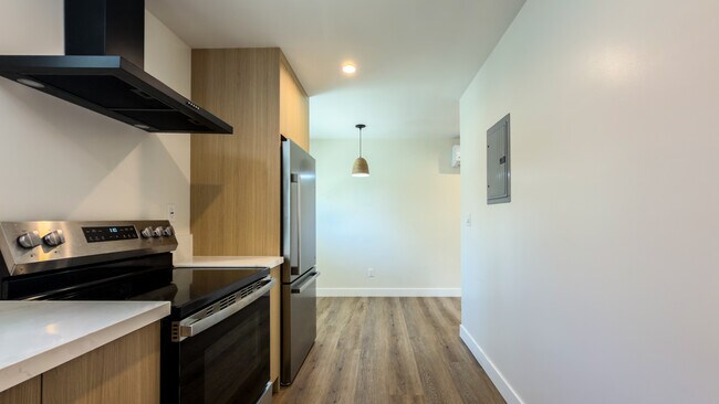 Building Photo - 1346  S Dunsmuir Ave -1/2