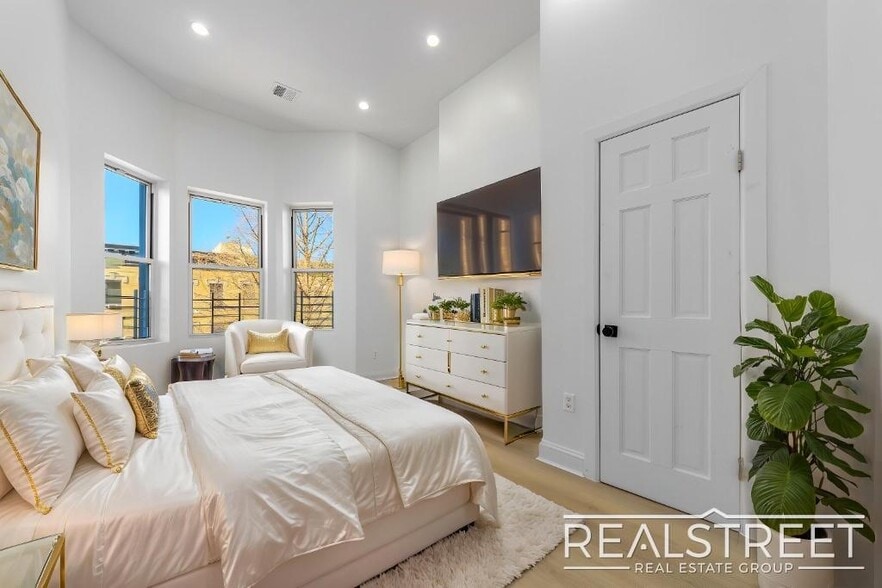 Building Photo - Newly Renovated Spacious 4 Bed 2 Bath in Bed Stuy!