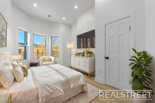 Building Photo - Newly Renovated Spacious 4 Bed 2 Bath in Bed Stuy!