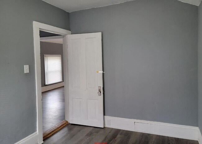Building Photo - Large 1 bed upper Heat & Water included