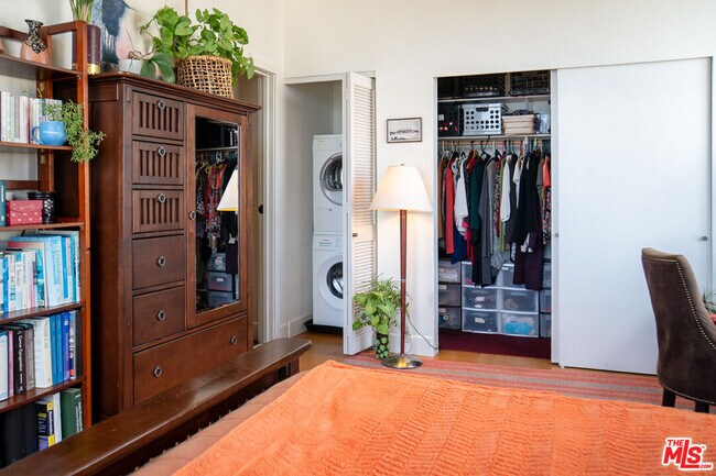 Building Photo - 460 S Spring St