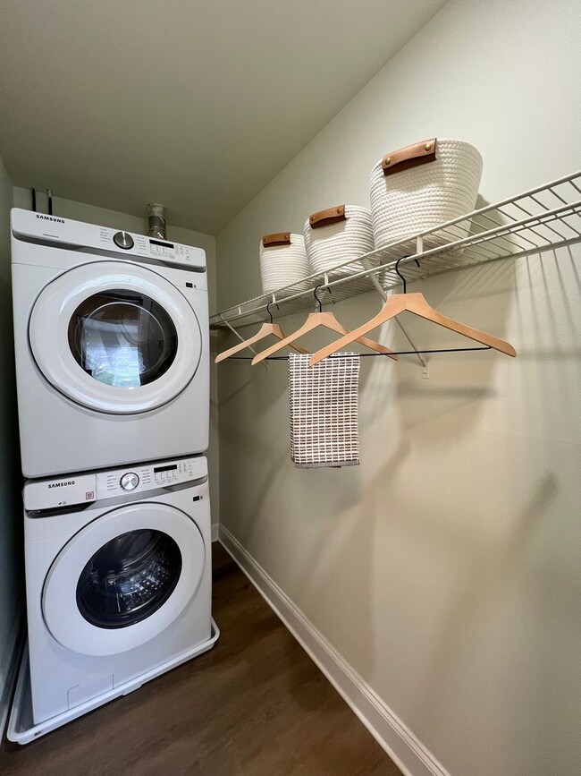 Building Photo - Fully Renovated 3 Bedroom 2 Bathroom Apart...