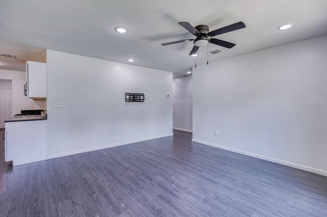 Building Photo - 6202 Carnation Terrace