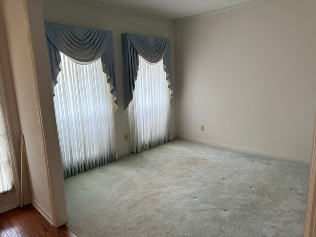 Building Photo - West Lane