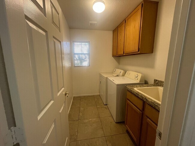 Building Photo - Desert Shores Beauty is like living in your own personal suite!