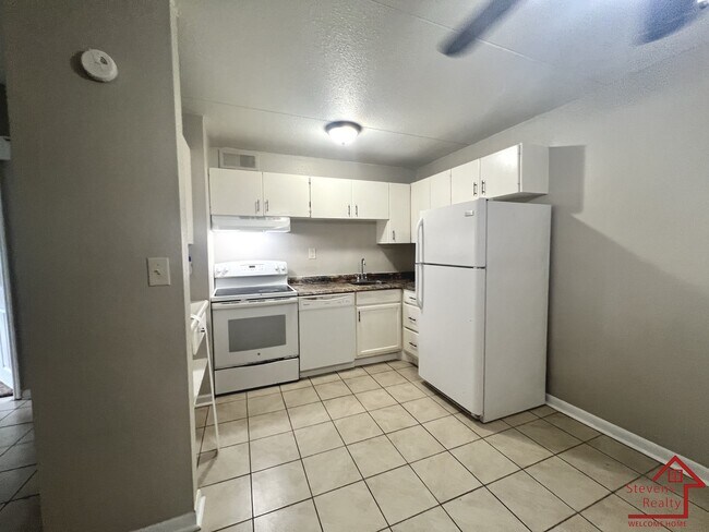 Building Photo - 915 S Seminole Dr