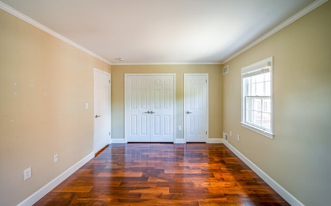 Building Photo - Charming End Townhouse in Prime North Old Town Location