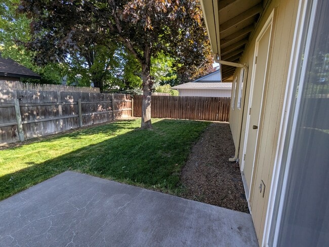 Building Photo - 61862 Avonlea Cir