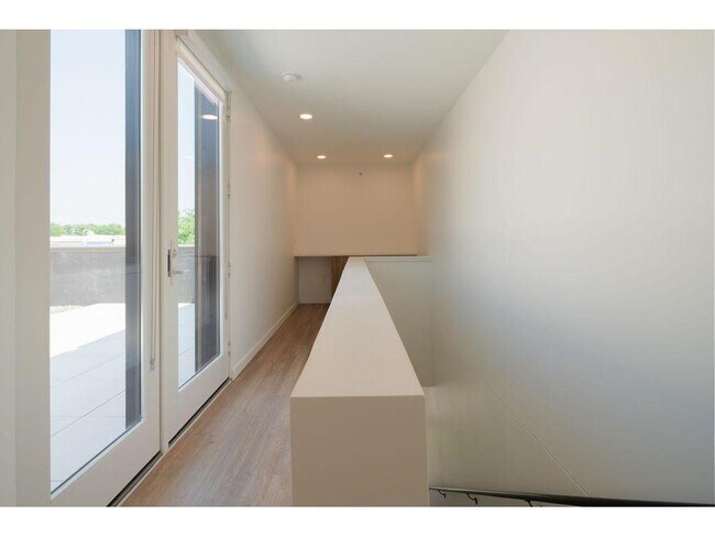 Building Photo - 122 West Dr