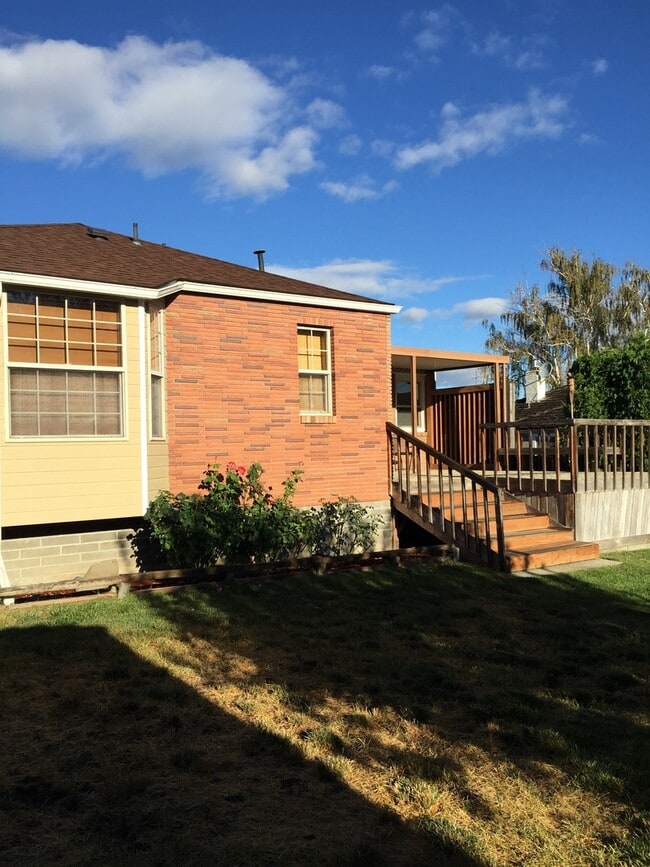 Building Photo - Darling Home in Historic Yakima Neighborhood