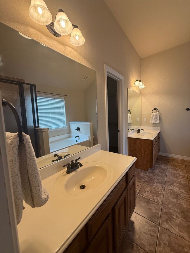 Building Photo - Beautiful 3/2 in Westover Village