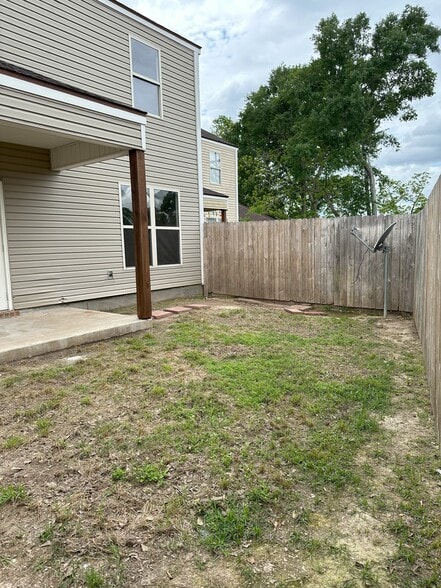 Building Photo - 111 Village Square Dr