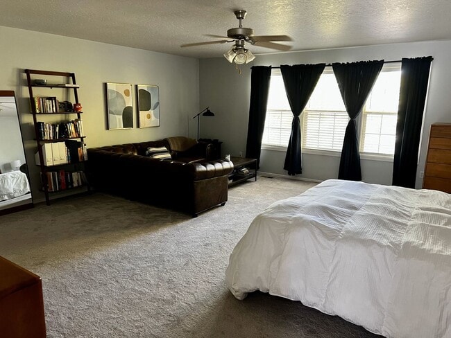 Building Photo - Spacious 4 bed 2.5 bath just off Amity and...