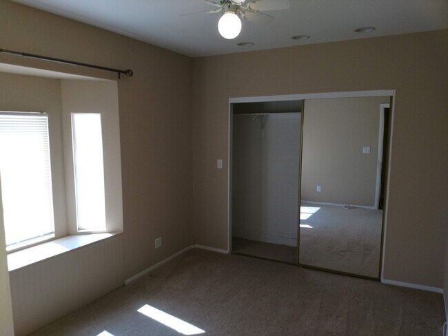 Building Photo - Henderson 4 Bedroom